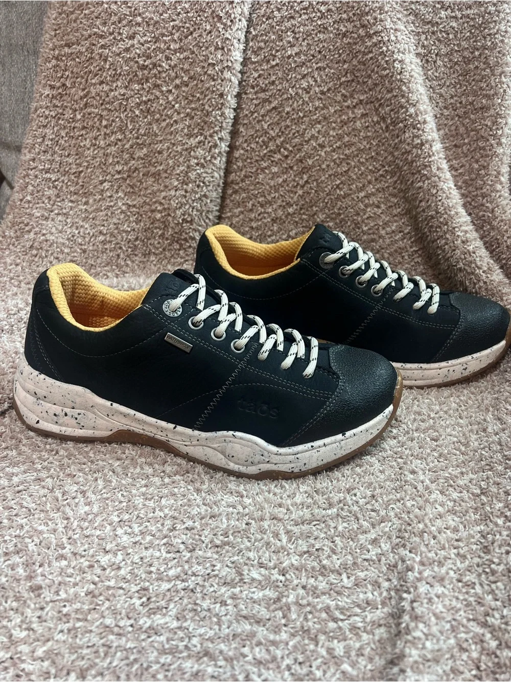 NWOT‎ Women's Taos Shasta Black Nubuck Waterproof Hiking Sneakers SIZE 8.5